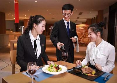 三亞中瑞酒店管理職業學院 舌尖上的專業——西餐工藝技術與酒店管理的完美融合