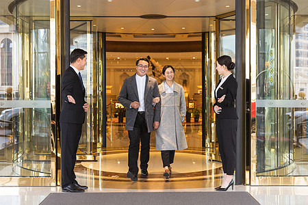 背影無聲，服務(wù)有韻 酒店門童與餐飲管理的協(xié)同藝術(shù)